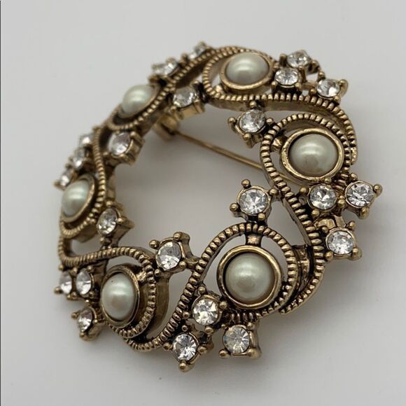 New Monet Pearl and Rhinestone Wreath Pin - Picture 2 of 5